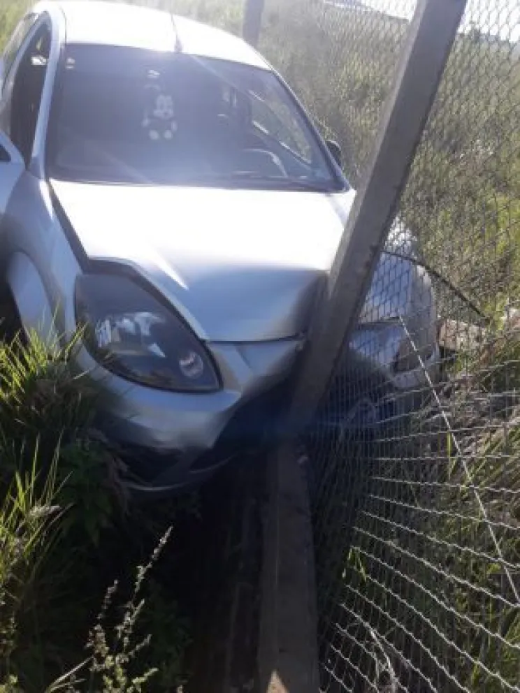 Una mujer perdió el control de un auto y chocó contra un muro | Stop en ...